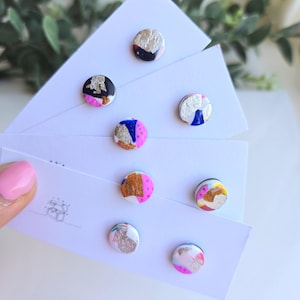 Boucles d'oreilles puces abstraites en pâte polymère faites à la main, puces rondes terrazzo colorées, boucles d'oreilles cercles en feuille rose et bleue néon, cadeau d'art moderne pour elle