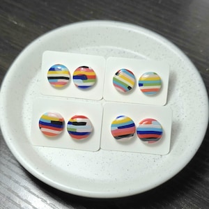 カラフルなレインボーストライプのスタッドピアス - 複数のユニークなデザイン