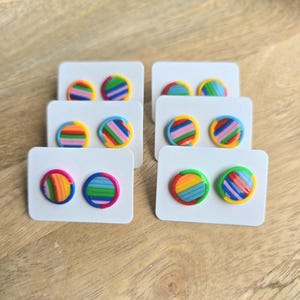 手作りのレインボーストライプポリマークレイスタッドピアス