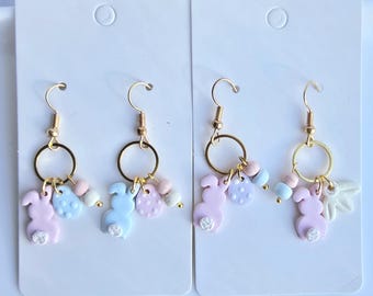 Brincos pendentes artesanais em tons pastel de coelhinho da Páscoa, joias de argila polimérica.