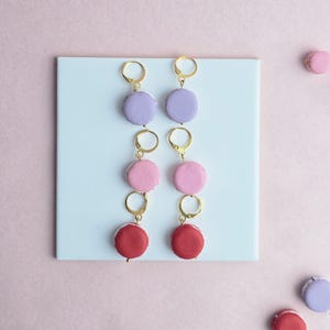 Macaronörhängen | Handgjorda hängande Huggies i polymerlera, Alla hjärtans dag-present