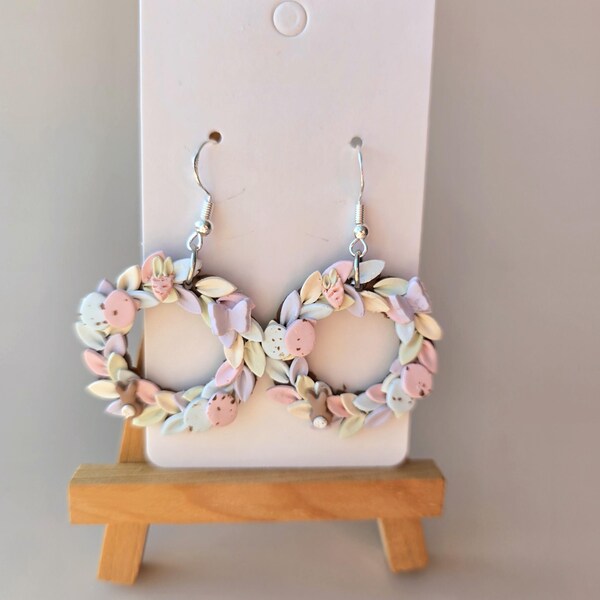 Pendientes de corona de Pascua, pendientes colgantes de conejito y huevo en tonos pastel, joyería primaveral hecha a mano de arcilla polimérica.
