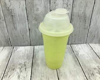 Vintage Tupperware Quick Shake, Tupperware Yellow Shaker, Tupperware Shaker Cup #844 with Insert and Lid