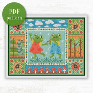 Puede incluir: Patrón de punto de cruz enmarcado con dos ranas bailando y tocando la flauta. El diseño incluye setas, flores, árboles y el texto "PDF pattern". Las ranas visten un vestido rojo y un peto azul.