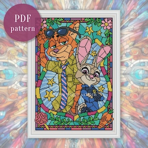 Puede incluir: Un patrón de punto de cruz enmarcado con los personajes Nick Wilde y Judy Hopps de Zootopia, diseñado al estilo vidriera. El zorro lleva gafas de sol y corbata, y el conejo un uniforme de policía. Las palabras "PDF pattern" están en un círculo.