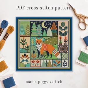 Puede incluir: Un patrón de punto de cruz cuadrado que presenta un zorro naranja central en un paisaje forestal con árboles, flores y una luna creciente. El diseño está dividido en secciones rectangulares con motivos geométricos. El texto dice PDF cross stitch pattern y mama piggy xstitch.