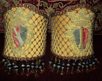 Par de pantalla de lámpara de aplique de cuentas de seda antigua Red metálica Gótica del siglo XIX Crestas de terciopelo Renacimiento español de la década de 1920 ahora vendidas