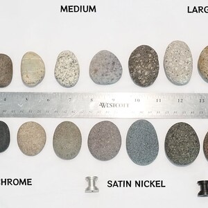 Peut inclure: Une r&egrave;gle gradu&eacute;e en pouces, et trois rang&eacute;es de pierres lisses de forme ovale de diff&eacute;rentes tailles, &eacute;tiquet&eacute;es "petit", "moyen" et "grand". Les pierres sont de diff&eacute;rentes nuances de gris, de brun et de blanc. En dessous des pierres, trois boutons m&eacute;talliques sont &eacute;tiquet&eacute;s "chrome", "nickel satin&eacute;" et "bronze huil&eacute;".