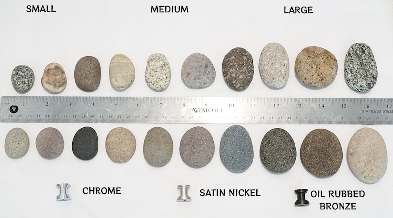 Peut inclure: Une r&egrave;gle gradu&eacute;e en pouces, et trois rang&eacute;es de pierres lisses de forme ovale de diff&eacute;rentes tailles, &eacute;tiquet&eacute;es "petit", "moyen" et "grand". Les pierres sont de diff&eacute;rentes nuances de gris, de brun et de blanc. En dessous des pierres, trois boutons m&eacute;talliques sont &eacute;tiquet&eacute;s "chrome", "nickel satin&eacute;" et "bronze huil&eacute;".