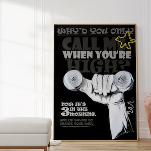 Könnte beinhalten: Schwarz gerahmter Kunstdruck mit dem Text "WHY'D YOU ONLY CALL ME WHEN YOU'RE HIGH?" und "NOW IT'S 3 IN THE MORNING." Eine Hand, die einen Telefonhörer hält, ist in Schwarz und Weiß dargestellt. Ein gelber Stern befindet sich in der oberen rechten Ecke.