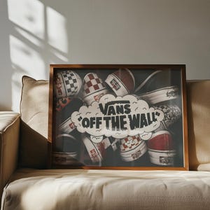以下が含まれることがあります： Vansのスニーカーコレクションをフィーチャーした額入りのプリント。スニーカーは、市松模様や単色など、さまざまなスタイルで、雲の形をしたデザインの中に「Vans Off The Wall」というフレーズが描かれています。