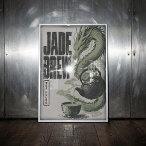 Può includere: Un poster rettangolare in una cornice bianca con l'illustrazione di un drago verde, una teiera in ghisa nera che versa liquido in una ciotola abbinata e il testo JADE BREW TEA HOUSE in lettere nere su uno sfondo grigio chiaro.