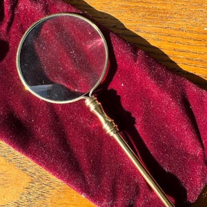 Brass Magnifying Glass with Ornate Handle – Antique Style Magnifier for Desk, Decor, or Gifting – Sherlock Holmes Inspired Accessory