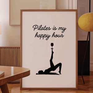 Pilates is My Happy Hour Wall Art, Dekoracja studia Pilates, Plakat z cytatem o treningu na siłowni, Zabawny wydruk do sali ćwiczeń, Wystrój domu z wózkiem barowym Witty Girl