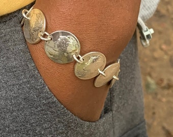 Brinde GRÁTIS em compras acima de 35 dólares: Pulseira Vintage com Moedas - Joia Unissex
