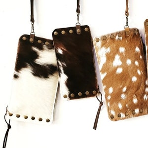 Cartera de mano grande de cuero con pelo en la muñeca