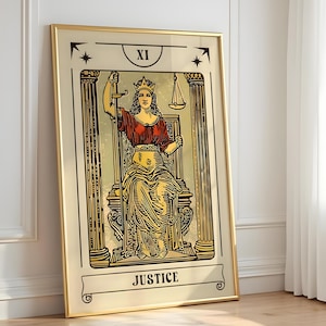 K&ouml;nnte beinhalten: Ein gerahmter Kunstdruck der Tarotkarte Gerechtigkeit, gekennzeichnet mit XI. Die Illustration zeigt eine gekr&ouml;nte Figur, die zwischen zwei S&auml;ulen sitzt und ein vertikales Schwert in der einen und eine Waage in der anderen Hand h&auml;lt, in Gold und Rot.