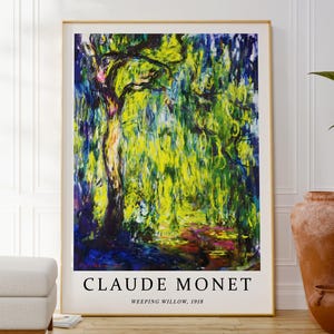 Puede incluir: Una impresión artística enmarcada de "Weeping Willow, 1918" de Claude Monet. La pintura presenta una vibrante exhibición de pinceladas verdes, amarillas y azules que representan un sauce llorón. La impresión está en un marco dorado, con el nombre y el título del artista en la parte inferior.