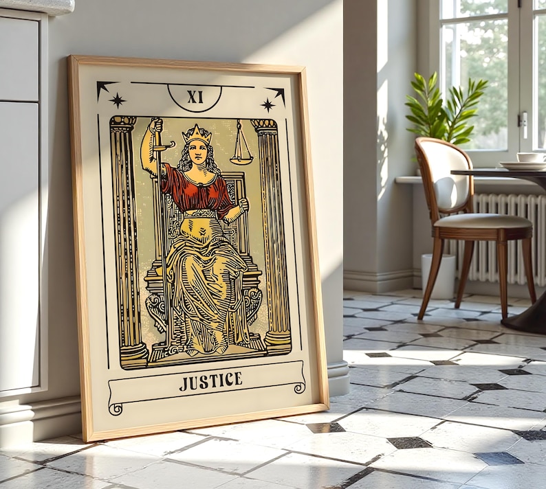 K&ouml;nnte beinhalten: Ein gerahmter Kunstdruck der Tarotkarte Gerechtigkeit, beschriftet mit XI und JUSTICE. Die Abbildung zeigt eine gekr&ouml;nte Figur auf einem Thron zwischen zwei S&auml;ulen, die ein vertikales Schwert in der einen und eine Waage in der anderen Hand h&auml;lt.
