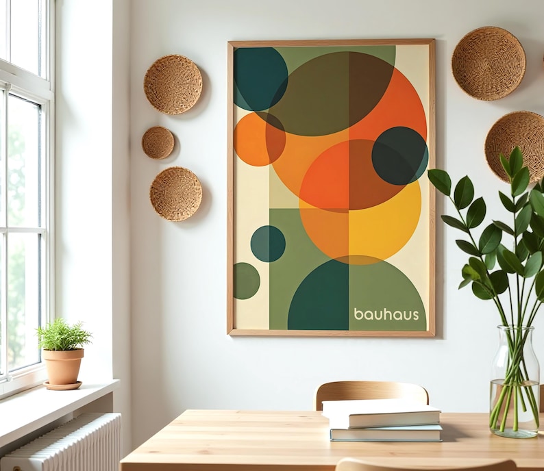 Pu&ograve; includere: Una stampa incorniciata con un design geometrico che presenta cerchi sovrapposti in tonalit&agrave; di verde, giallo, arancione e marrone. La stampa ha la parola "bauhaus" nell'angolo in basso a destra.
