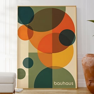 Pu&ograve; includere: Stampa d'arte geometrica astratta con cerchi sovrapposti in tonalit&agrave; di verde, arancione, giallo e marrone. La stampa ha la parola "bauhaus" in bianco in basso.