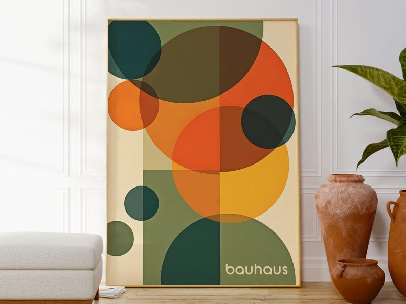 Pu&ograve; includere: Stampa d'arte geometrica astratta con cerchi sovrapposti in tonalit&agrave; di verde, arancione, giallo e marrone. La stampa ha la parola "bauhaus" in bianco in basso.