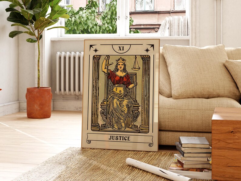 K&ouml;nnte beinhalten: Ein rechteckiger gerahmter Druck, der die Tarotkarte Gerechtigkeit zeigt, oben mit XI und unten mit JUSTICE beschriftet. Die Abbildung zeigt eine gekr&ouml;nte Figur, die auf einem Thron zwischen zwei S&auml;ulen sitzt und ein Schwert sowie eine Waage h&auml;lt.