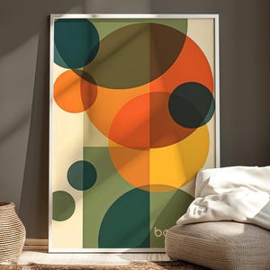 Pu&ograve; includere: Stampa d'arte geometrica astratta con cerchi sovrapposti in tonalit&agrave; di verde, arancione, giallo e marrone. La stampa &egrave; incorniciata in una cornice bianca.