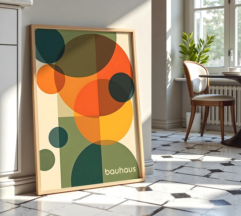 Pu&ograve; includere: Una stampa incorniciata con un design geometrico che presenta cerchi sovrapposti in tonalit&agrave; di verde, arancione, giallo e marrone. La stampa ha la parola "bauhaus" nell'angolo in basso a destra.