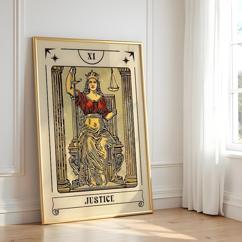 K&ouml;nnte beinhalten: Ein gerahmter Kunstdruck der Tarotkarte Gerechtigkeit, gekennzeichnet mit XI. Die Illustration zeigt eine gekr&ouml;nte Figur, die zwischen zwei S&auml;ulen sitzt und ein vertikales Schwert in der einen und eine Waage in der anderen Hand h&auml;lt, in Gold und Rot.