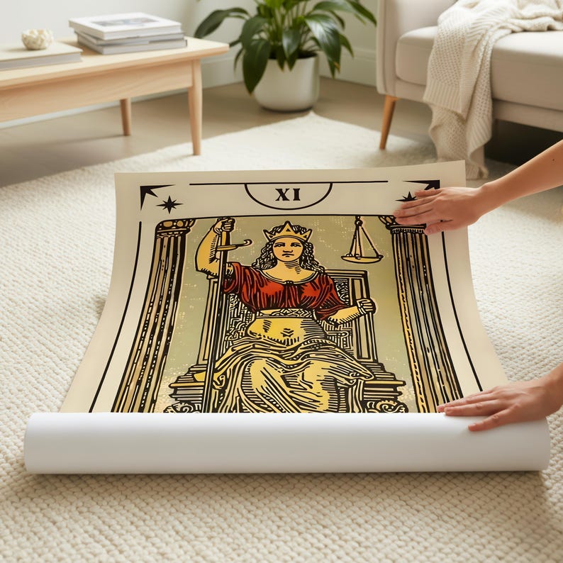 K&ouml;nnte beinhalten: Ein gro&szlig;es Poster mit der Tarotkarte der Gerechtigkeit, gekennzeichnet mit der r&ouml;mischen Ziffer XI. Die Abbildung zeigt eine gekr&ouml;nte Figur, die zwischen zwei S&auml;ulen sitzt und ein aufrechtes Schwert sowie eine Waage in den H&auml;nden h&auml;lt.