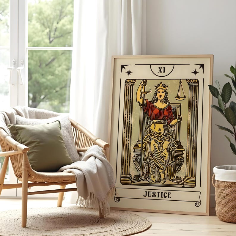 K&ouml;nnte beinhalten: Ein gerahmter Kunstdruck der Tarotkarte Gerechtigkeit, beschriftet mit XI. Die Illustration zeigt eine gekr&ouml;nte Figur, die zwischen zwei S&auml;ulen sitzt und ein aufrechtes Schwert in der einen und eine Waage in der anderen Hand h&auml;lt, in Gold und Rot.