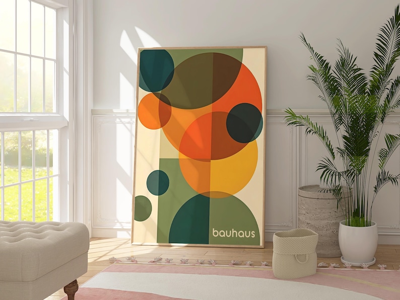 Pu&ograve; includere: Stampa d'arte geometrica astratta con cerchi sovrapposti in tonalit&agrave; di verde, arancione, giallo e marrone. La stampa ha la parola "bauhaus" in basso.