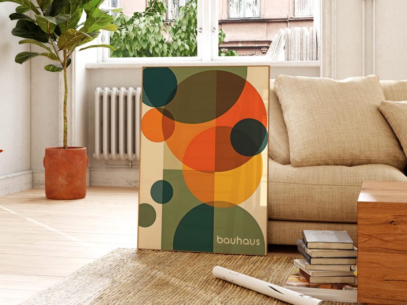 Pu&ograve; includere: Stampa d'arte geometrica astratta con cerchi sovrapposti in tonalit&agrave; di arancione, giallo, verde e marrone. La stampa ha la parola "bauhaus" in basso.