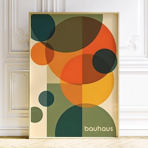 Pu&ograve; includere: Stampa d'arte geometrica astratta con cerchi sovrapposti in tonalit&agrave; di verde, arancione, giallo e marrone. La stampa ha la parola "bauhaus" in basso.