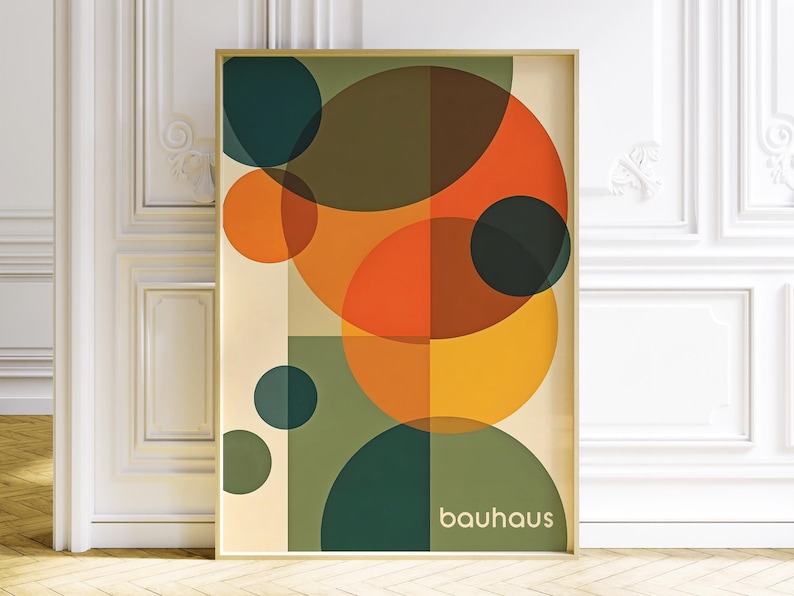 Pu&ograve; includere: Stampa d'arte geometrica astratta con cerchi sovrapposti in tonalit&agrave; di verde, arancione, giallo e marrone. La stampa ha la parola "bauhaus" in basso.