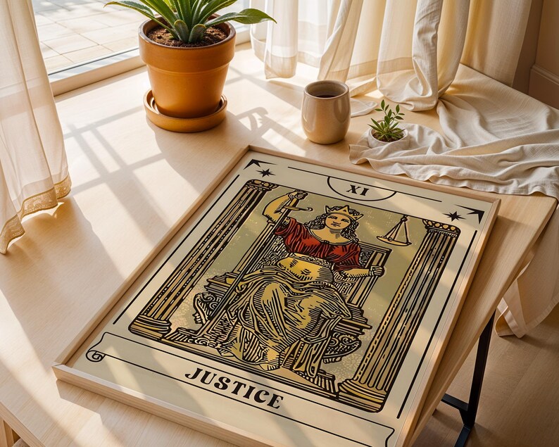 K&ouml;nnte beinhalten: Ein gerahmter Druck der Tarotkarte Gerechtigkeit mit einer zentralen Figur mit Krone und rotem Gewand, die zwischen zwei S&auml;ulen sitzt und ein Schwert sowie eine Waage h&auml;lt. Die Illustration verwendet eine Farbpalette in Gold, Schwarz und Rot.