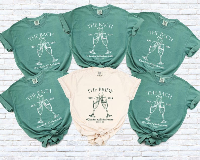 Pu&ograve; includere: Una collezione di magliette verdi e color crema. Le magliette verdi dicono "The Bach Club" con calici di champagne e il testo "Rachel's Bachelorette Florida". La maglietta color crema dice "The Bride".