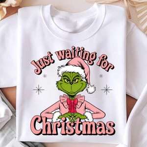 Gewoon wachten op kerst png, kerst png, grappige kerst, roze retro kerst png, sublimatieontwerp, Grinch png, digitale download