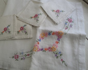 Vintage Card Table Bridge Set Table Cloth 4 Napkins Embroidered Linen