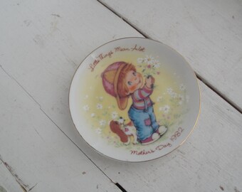 Mother's Day Avon Plate 1982 Little Things Mean Alot