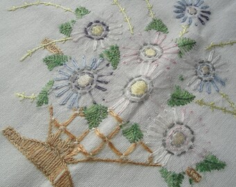 Vintage Embroidered Crochet Table Runner Bouquet