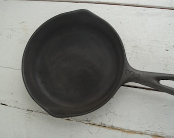 Cast Iron Skillet Vintage Unmarked #3 with Heat Rings