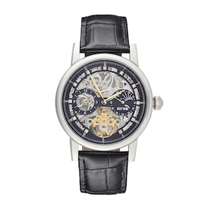 Könnte beinhalten: Eine silberfarbene Armbanduhr mit schwarzem Lederarmband. Das Zifferblatt hat einen dunkelblauen Hintergrund mit sichtbaren Zahnrädern und goldenen Akzenten. Das Wort "SCYTHE" ist auf dem Zifferblatt aufgedruckt.