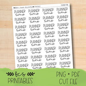 Pode incluir: Uma folha de autocolantes brancos com as palavras "PLANNER time" em fonte manuscrita. Os autocolantes estão dispostos em colunas e filas. A parte inferior da imagem tem o texto "fcs PRINTABLES" e "PNG * PDF CUT FILE".