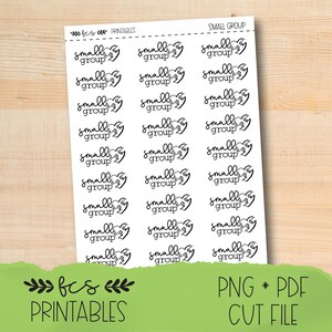 Könnte beinhalten: Ein Bogen weißer Aufkleber mit dem handgeschriebenen Text "small group", der mehrfach wiederholt wird. Die Aufkleber haben ein herzförmiges Design. Am unteren Rand des Bildes steht "fcs PRINTABLES" und "PNG * PDF CUT FILE".