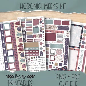 Può includere: Un kit Hobonici Weeks con vari adesivi per planner nei toni del viola, rosa e verde acqua. Il kit include adesivi per i giorni della settimana, elementi decorativi e la parola "weekend". È visibile anche il testo "fcs PRINTABLES" e "PNG * PDF CUT FILE".