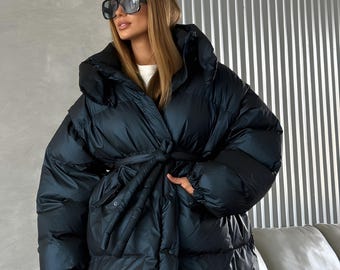Chaqueta acolchada Rains Transformer azul marino oscuro de invierno: abrigo y chaleco 2 en 1, impermeable, cortavientos y con relleno de plumón ecológico.