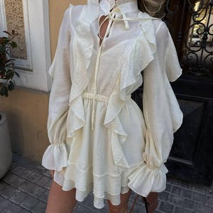 K&ouml;nnte beinhalten: Ein Set aus drei Keramikbechern mit gesprenkelter, matter Oberfl&auml;che. Die Becher sind in Creme-, Hellgrau- und Dunkelgraut&ouml;nen gehalten. Jede Tasse hat ein schlichtes, minimalistisches Design.