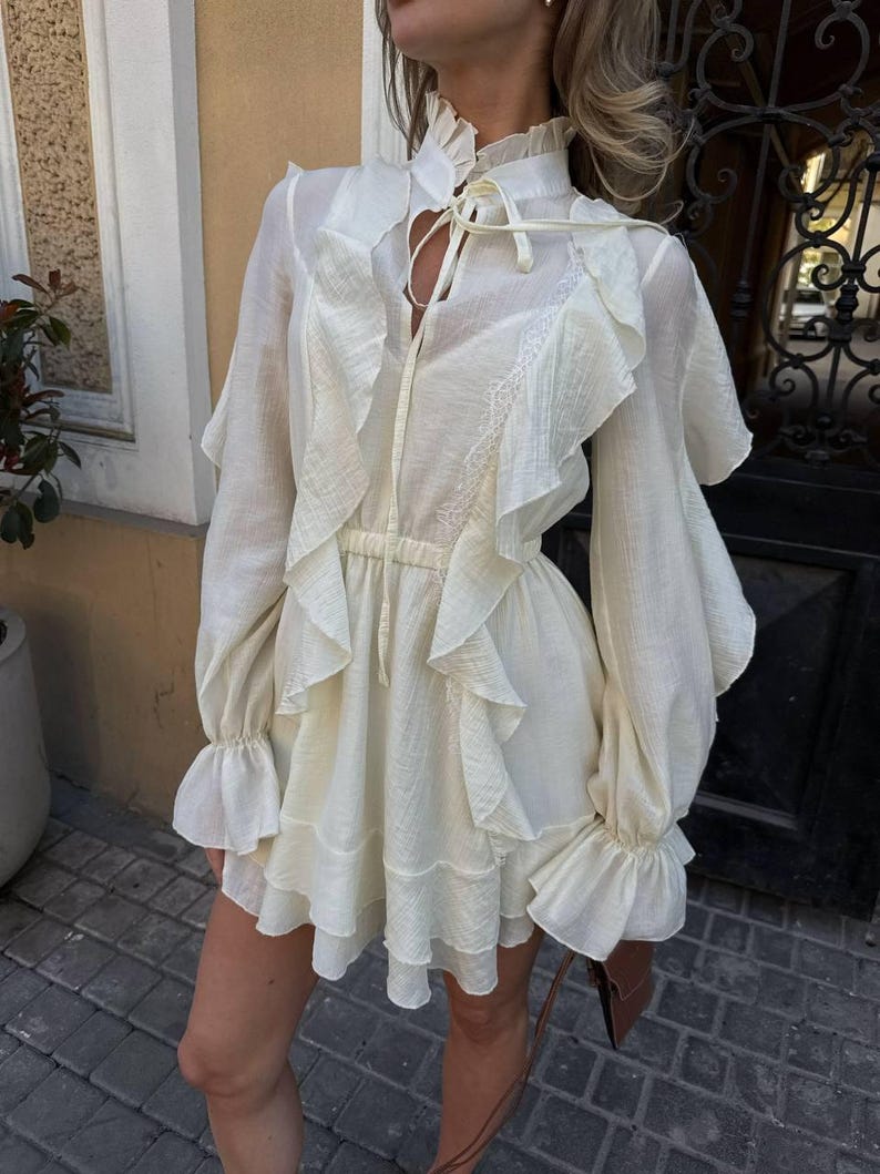 K&ouml;nnte beinhalten: Ein Set aus drei Keramikbechern mit gesprenkelter, matter Oberfl&auml;che. Die Becher sind in Creme-, Hellgrau- und Dunkelgraut&ouml;nen gehalten. Jede Tasse hat ein schlichtes, minimalistisches Design.